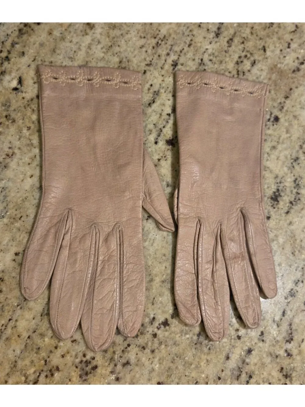Vintage Womens Size M /7 Beige Soft Leather Gloves Eyelet Embroidered Italy